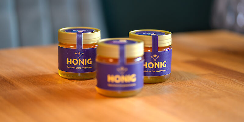 Honiggläser gefüllt mit Honig aus eigener regionaler Herstellung
