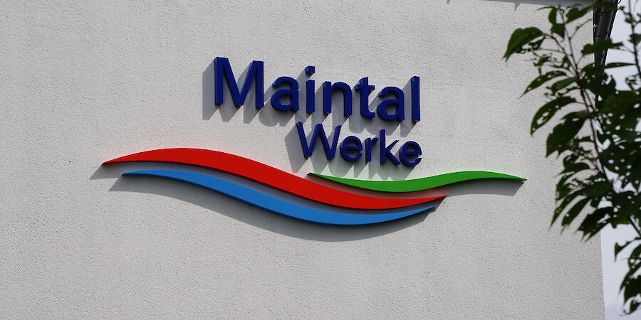 Das Logo der Maintal Weke an der Hausfasade im Eingangsbereich